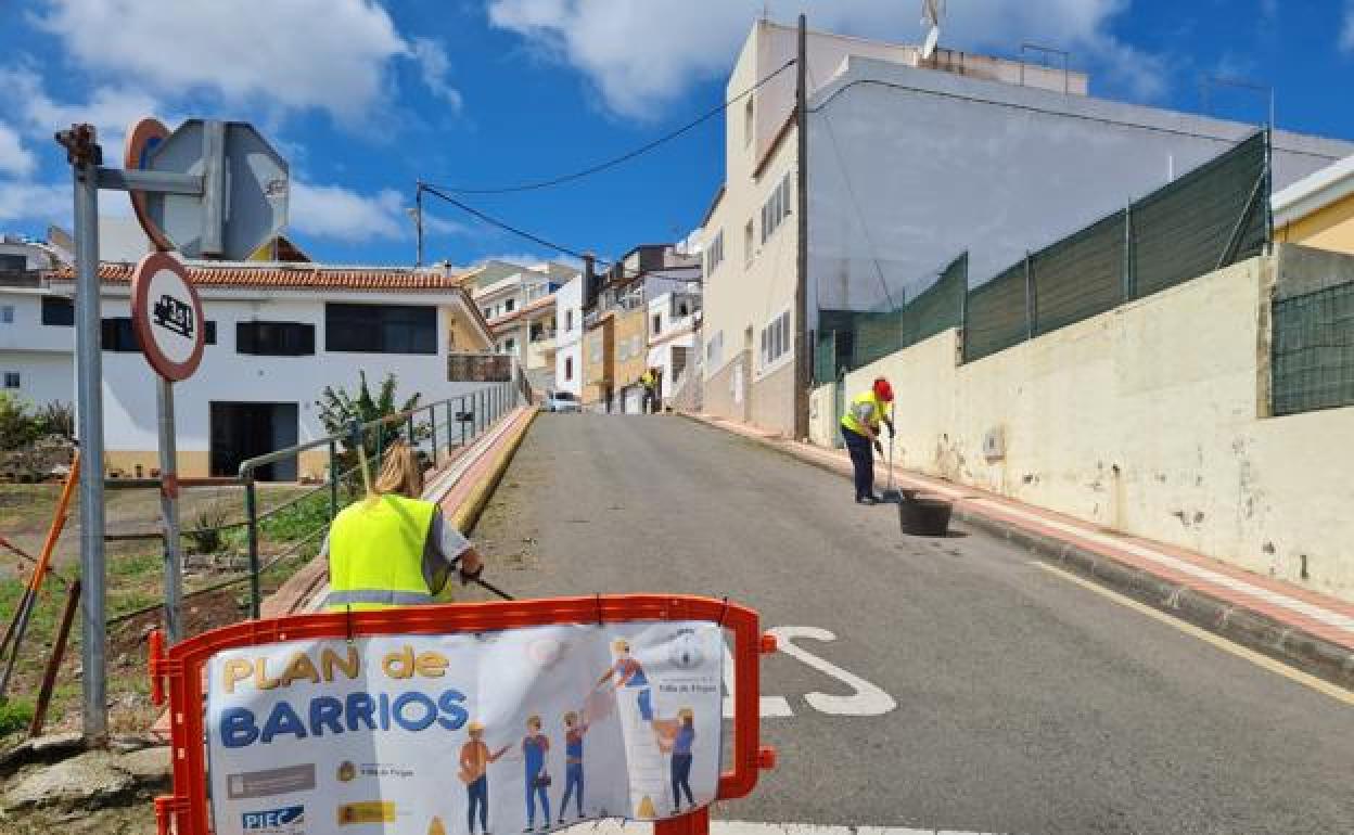 El Plan de Barrios de Firgas realiza tareas de desbroce y limpieza por todo el municipio