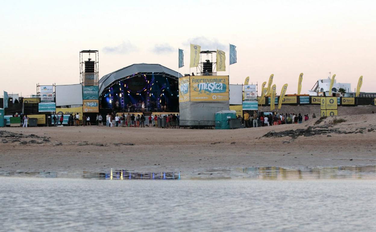 Escenario del FEM en la playa de la Concha. 