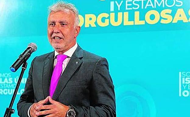 El presidente Torres a su llegada al Teatro Guimerá.