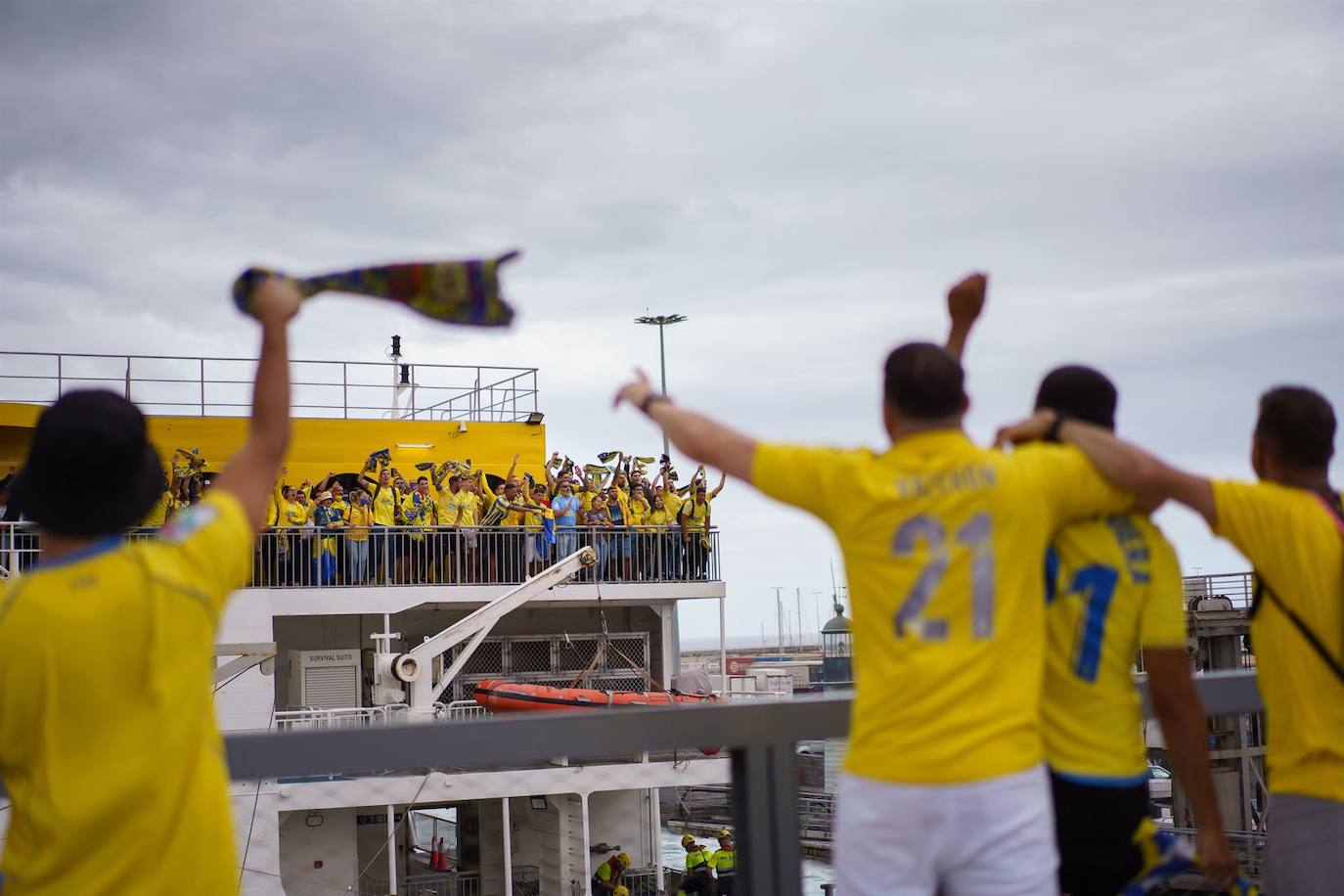 Fotos: LLegada de la afición grancanaria a Tenerife