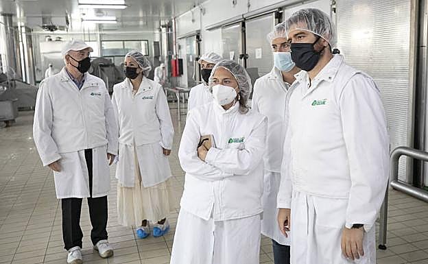 Representantes de HiperDino visitan las instalaciones de Jucarne