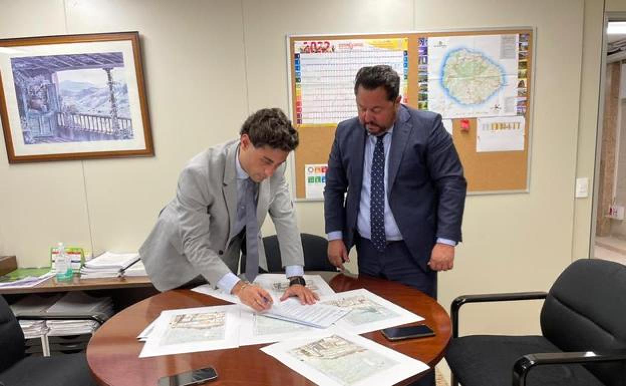 Marcelino Umpiérrez, concejal de Turismo del Ayuntamiento de La Oliva, con el director general de Infraestructuras Turísticas del Gobierno de Canarias, Fernando Miñarro. 