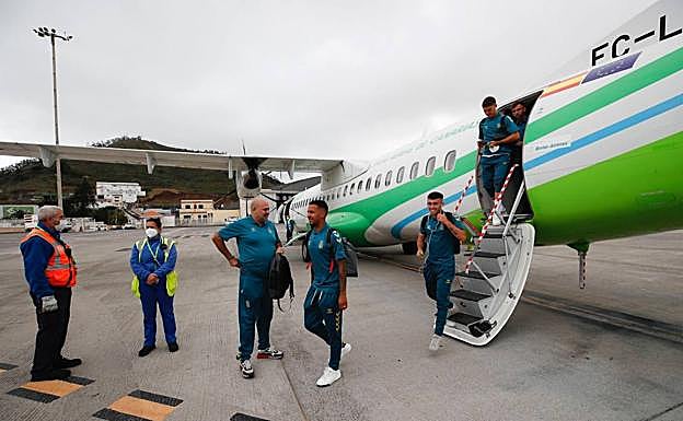 Imagen principal - Los jugadores amarillos aterrizan en Tenerife. 