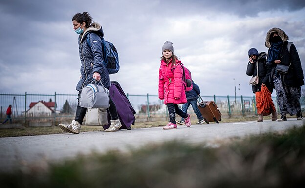 Refugiados ucranianos cruzan la frontera en dirección a la ciudad polaca de Przemysl. 