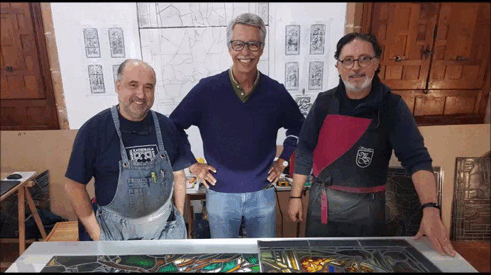 Los maestros que restauraron las piezas junto a una vidriera de Teror. 