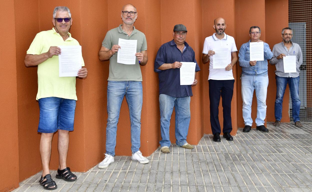 Los portavoces vecinales muestran el manifiesto que presentan este viernes en Educación. 