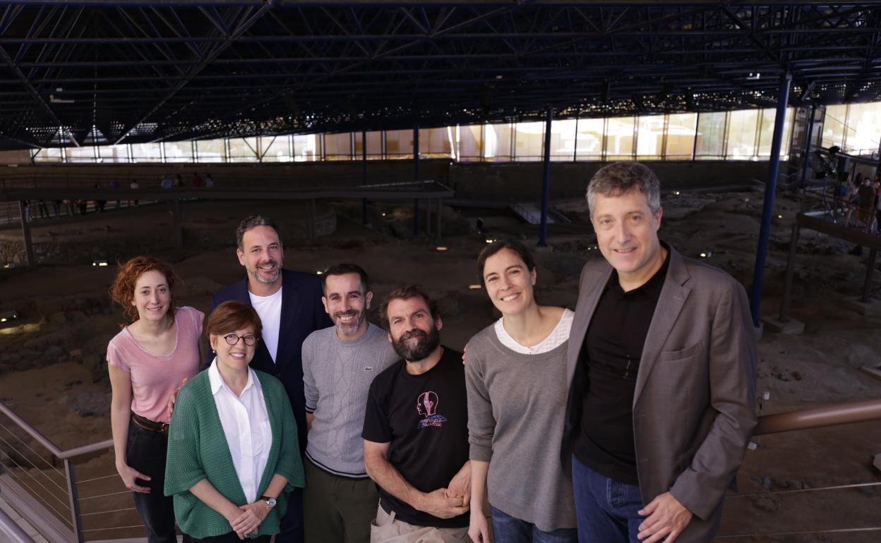 Daniel Abreu y Dácil González posan con el resto del equipo de 'El Arco', junto a Carmen Gloria Rodríguez, Rubén Pérez y José Luis Rivero, ayer, en la Cueva Pintada. 