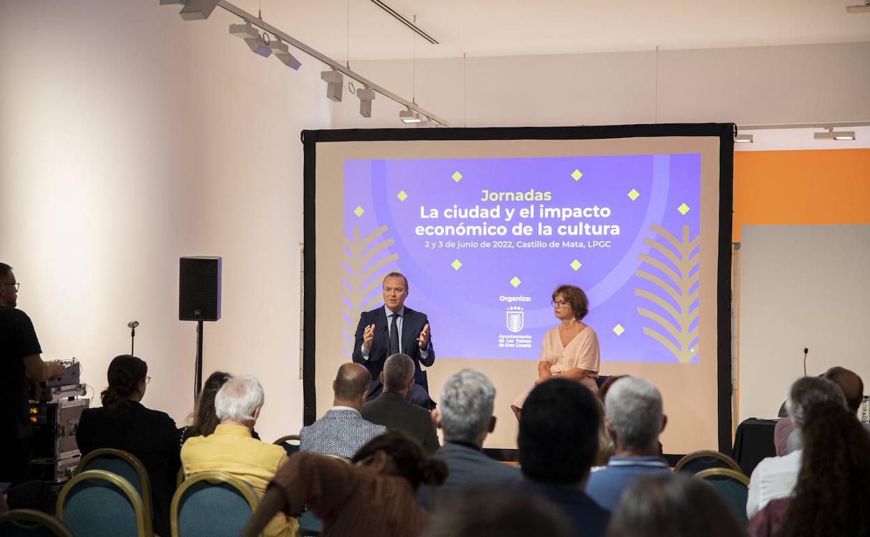 Augusto Hidalgo y Encarna Galván, durante la inauguración