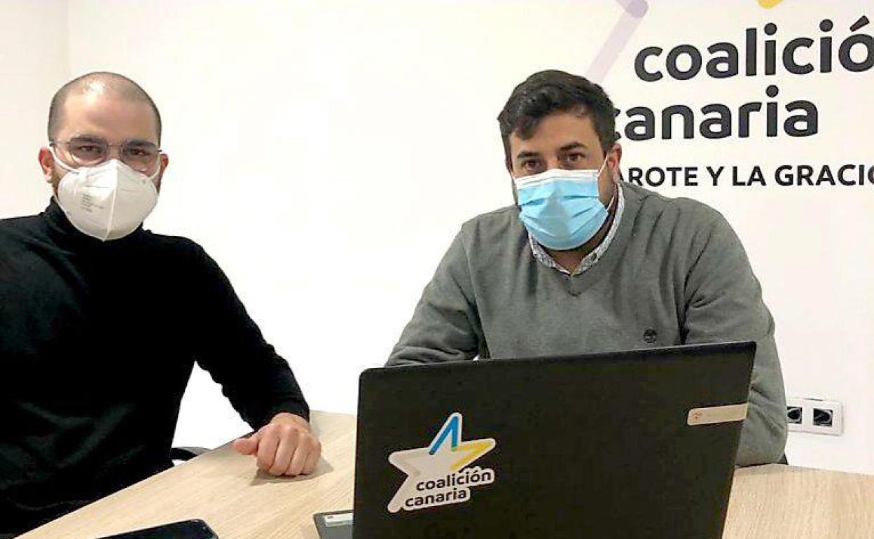 David Rocío (d.), con el parlamentario Jesús Machín. 