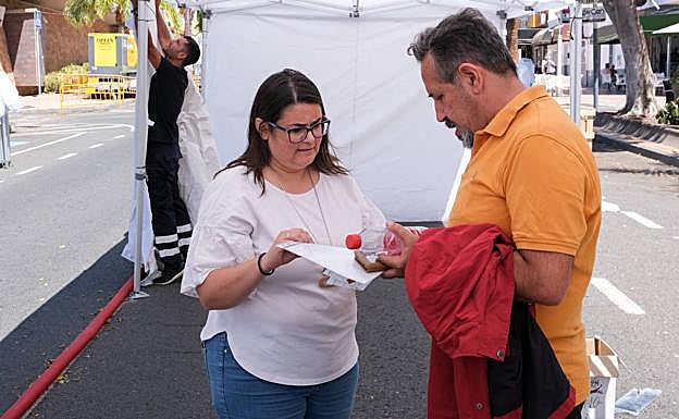 La edil Catalina Suárez dialoga con el gerente de la mancomunidad, Rafael Sánchez. 