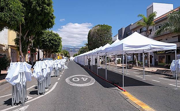 Imagen principal - Diversos momentos de los preparativos de la feria. 
