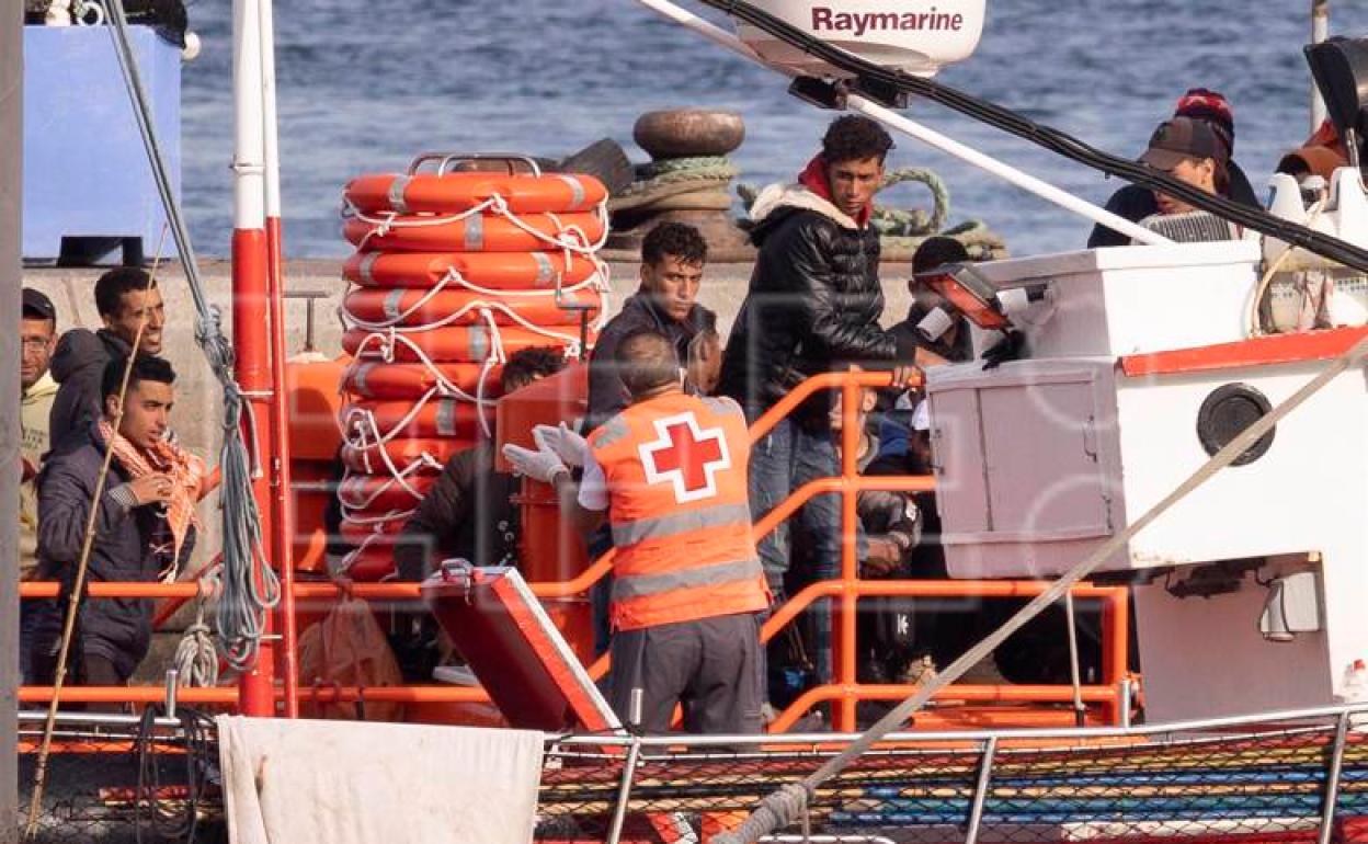 Los servicios de emergencias rescatan a una patera en Tenerife. 
