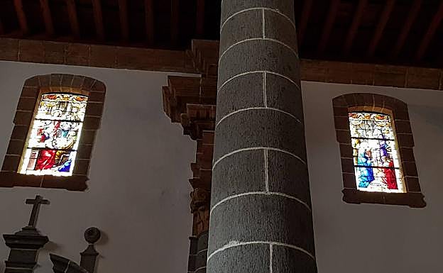 Dos de las vidrieras restauradas vistas desde el interior del templo de la villa mariana. 