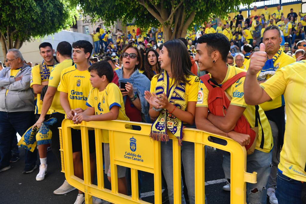 Fotos: La afición de la UD Las Palmas ya vive el derbi en los alrededores del Gran Canaria