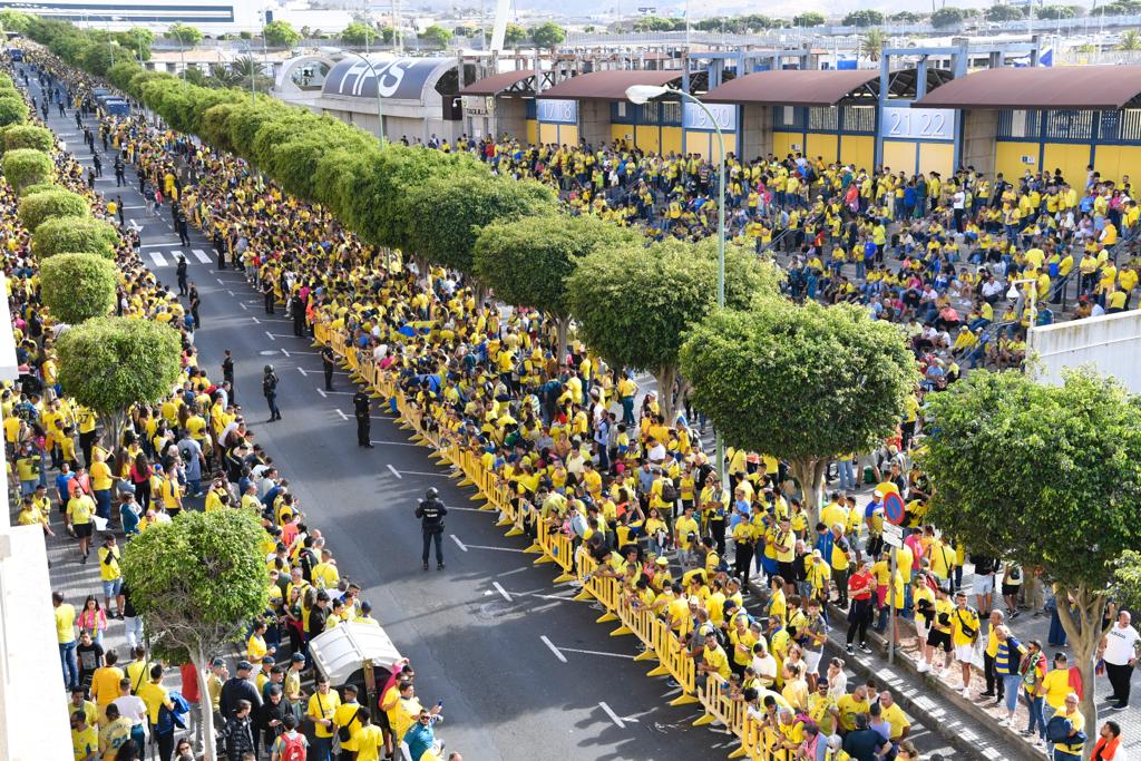 Fotos: La afición de la UD Las Palmas ya vive el derbi en los alrededores del Gran Canaria