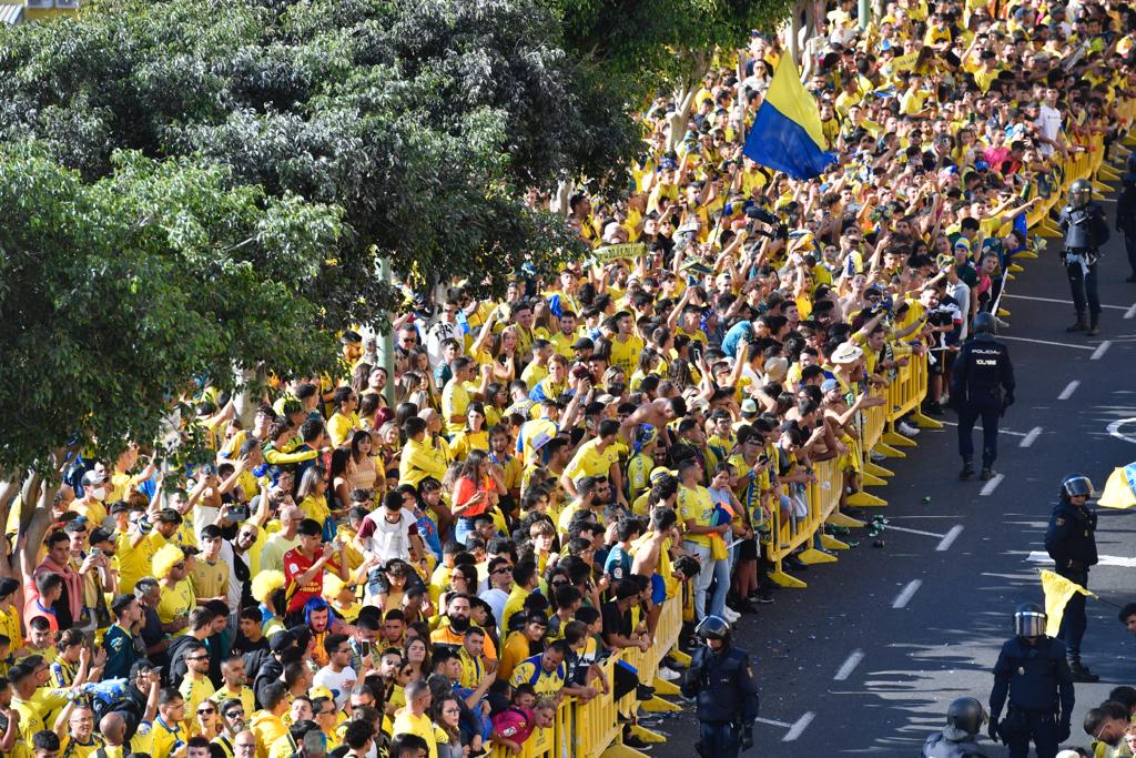 Fotos: La afición de la UD Las Palmas ya vive el derbi en los alrededores del Gran Canaria