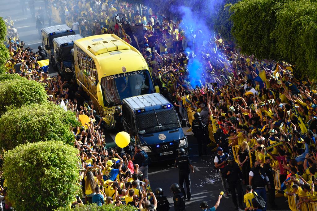 Fotos: La afición de la UD Las Palmas ya vive el derbi en los alrededores del Gran Canaria