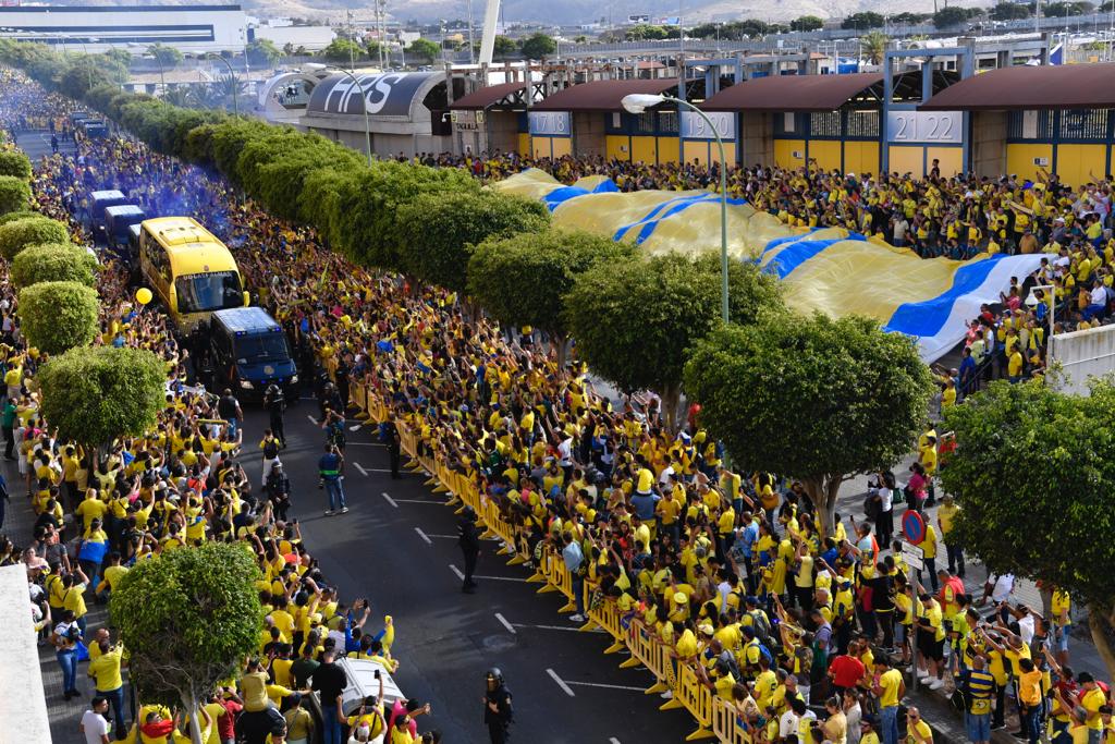 Fotos: La afición de la UD Las Palmas ya vive el derbi en los alrededores del Gran Canaria