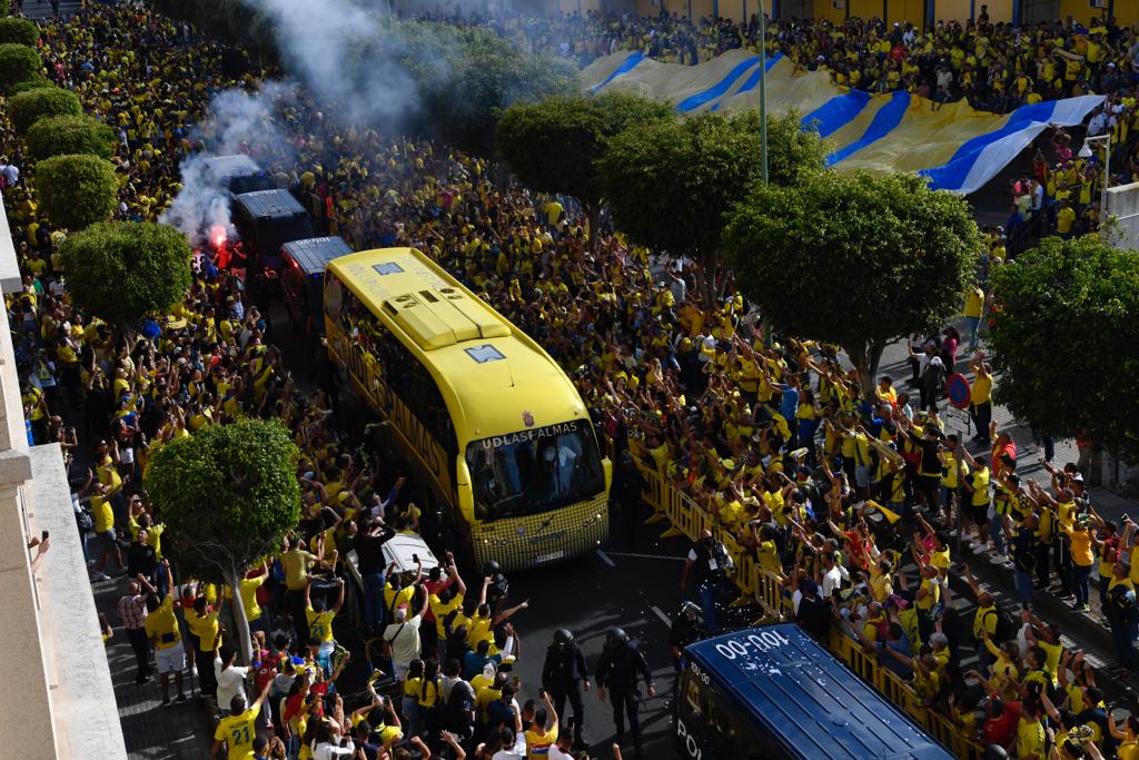 Fotos: La afición de la UD Las Palmas ya vive el derbi en los alrededores del Gran Canaria