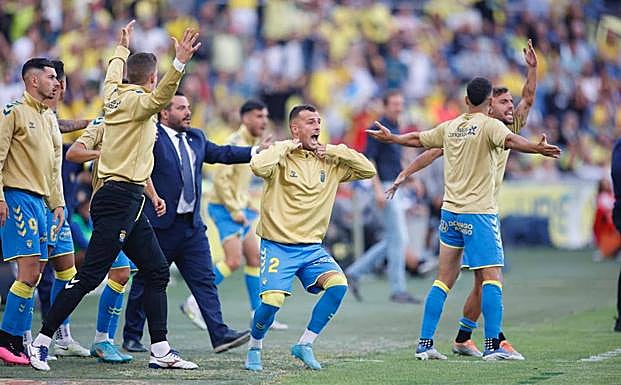 Imagen principal - Llora Jonathan Viera, Gran Canaria sucumbe a las lágrimas