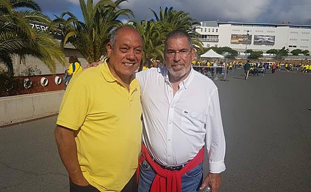 Marrero (izquieda) y Rosales antes de entrar al estadio. 