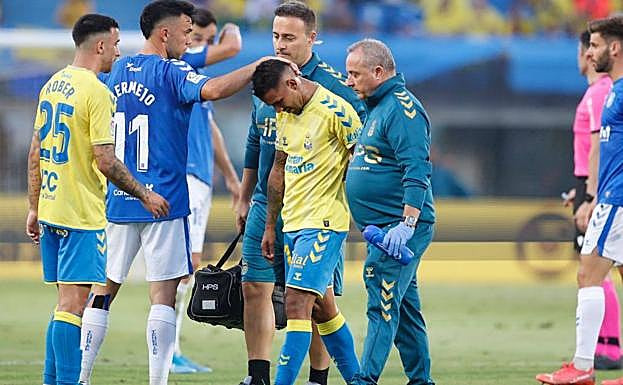 Momento en que Viera, entre lágrimas, se retira del partido lesionado. 