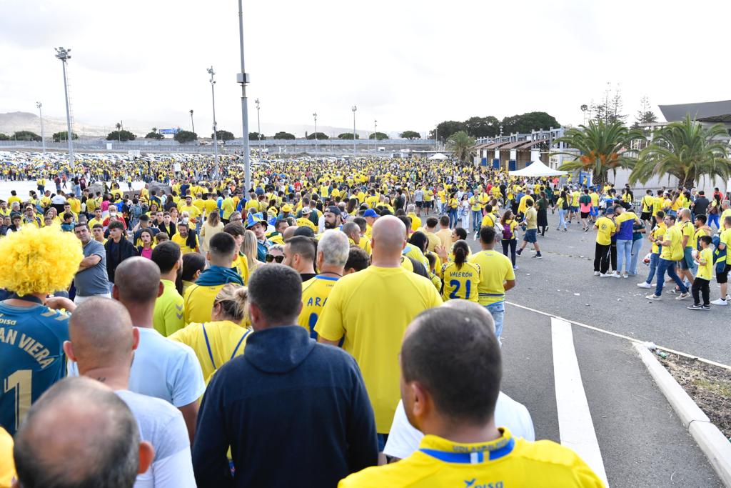 Fotos: La afición de la UD Las Palmas ya vive el derbi en los alrededores del Gran Canaria