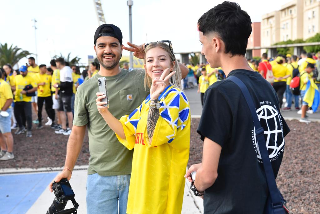 Fotos: La afición de la UD Las Palmas ya vive el derbi en los alrededores del Gran Canaria
