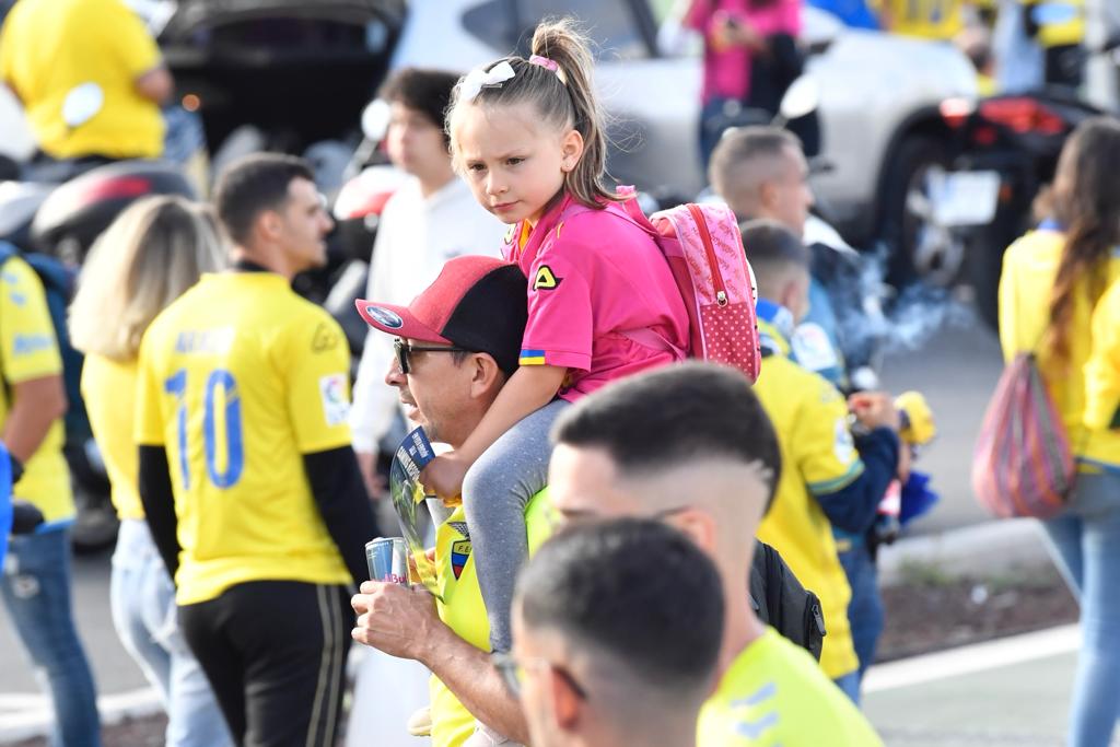 Fotos: La afición de la UD Las Palmas ya vive el derbi en los alrededores del Gran Canaria