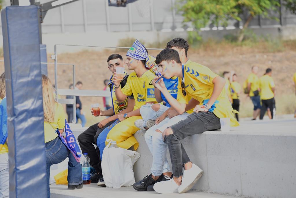 Fotos: La afición de la UD Las Palmas ya vive el derbi en los alrededores del Gran Canaria