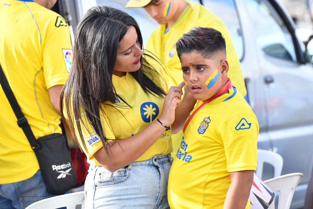 Fotos: La afición de la UD Las Palmas ya vive el derbi en los alrededores del Gran Canaria