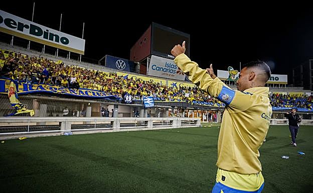 Viera saluda a sus aficionados. 