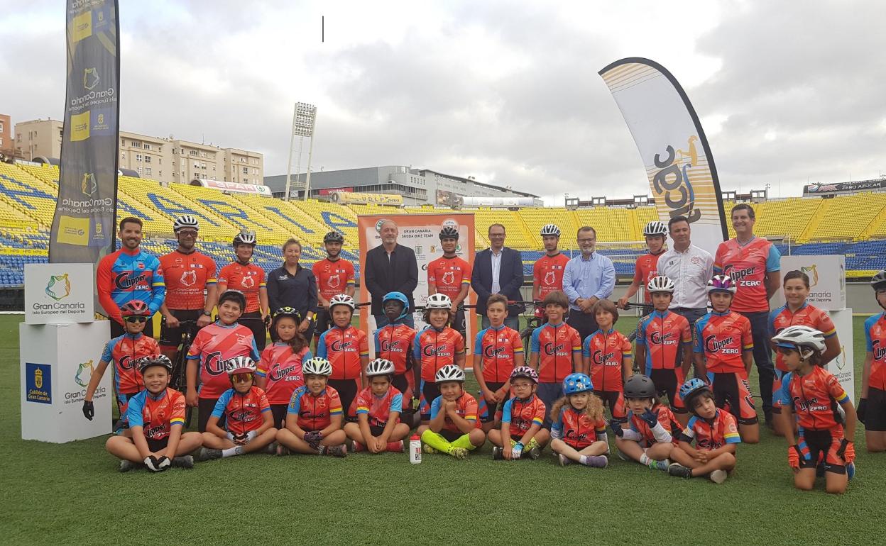 El conjunto ciclista Gran Canaria BTT, en la presentación. 