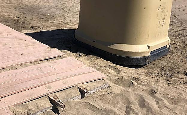 Pasarela deteriorada, con riesgo para los usuarios. 