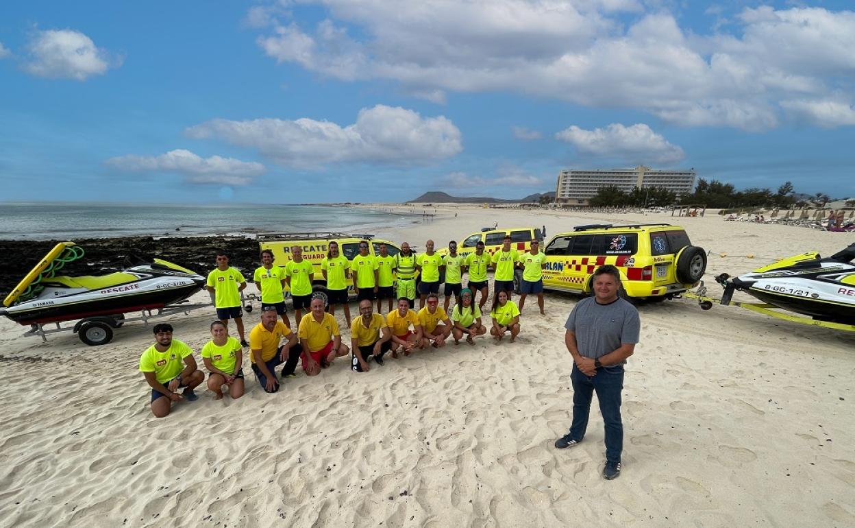 Julio Santana, concejal de Playas, Socorrismo y Salvamento Marítimo, con el equipo completo de socorrismo, en las Grandes Playas de Corralejo. 