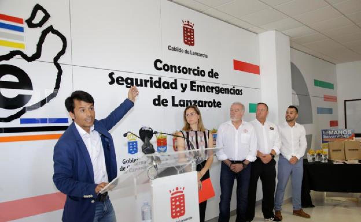 Marcos Bergaz junto a Laura Ojeda y Josetxo Andueza durante la presentación del encuentro. 