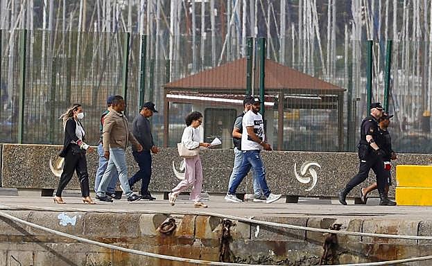 Imagen principal - Intervienen un pesquero cargado con 560 kilos de cocaina