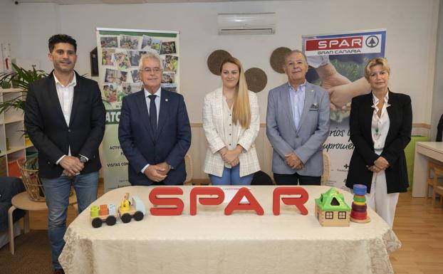 Representantes de SPAR y la Asociación tras la firma del convenio