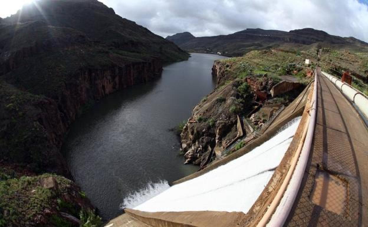 Imagen de archivo del muro y la presa de Ayagaures durante una entrada de agua. 