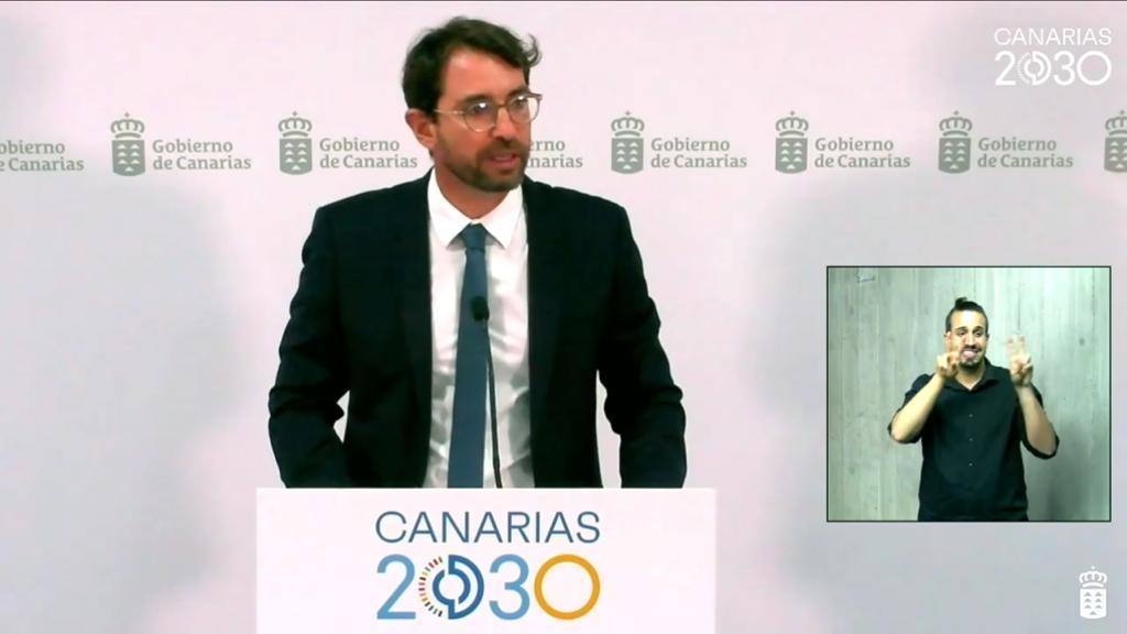 El viceconsejero de Presidencia del Gobierno de Canarias, Antonio Olivera, en rueda de prensa.