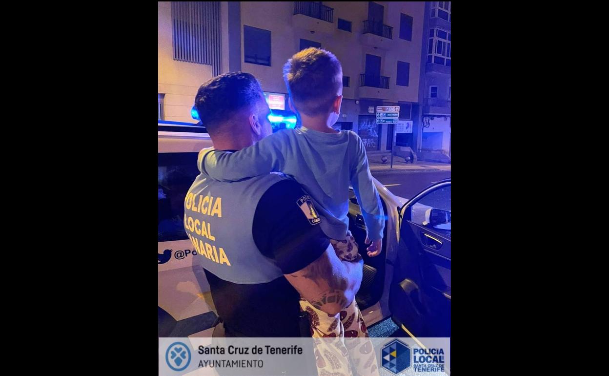 Localizan a un niño deambulando de madrugada en Tenerife mientras su madre estaba de fiesta