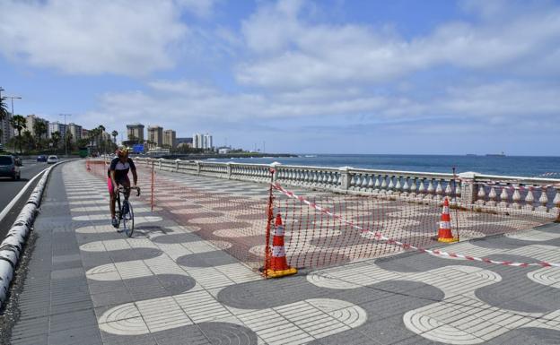 Imagen de la zona que ha vuelto a ser vallada por la aparición de grietas pese a la obra que se concluyó hace solo unos meses. 