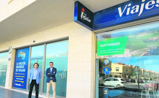 Lorenzo Spinelli, jefe Comercial de Fred. Olsen Express (izquierda) y Jaime González, jefe de Delegaciones de Viajes Insular (derecha) en la agencia central de Viajes Insular en Las Palmas de Gran Canaria. 