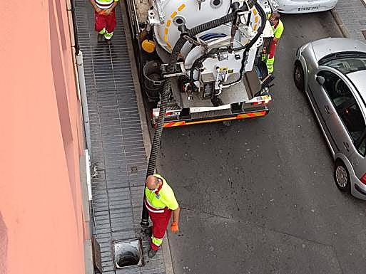 Imagen principal - Limpieza de tuberías y efectos del último reboso en una pared. 