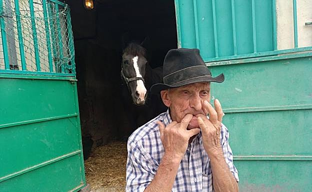 Moisés Medina Castellano, de Juncalillo, es otro de los últimos silbadores de Gran Canaria. 