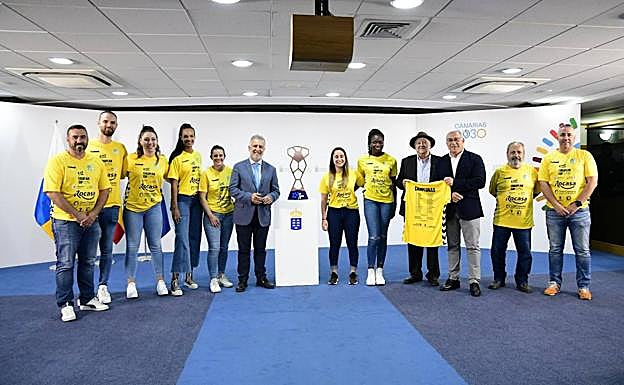 Equipo y políticos posan durante el agasajo. 