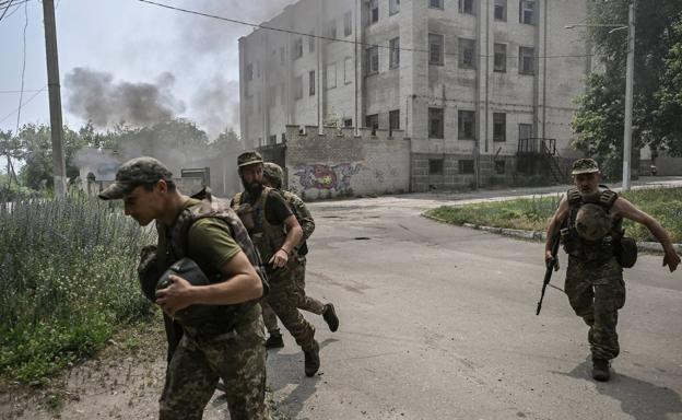 Soldados ucranianos huyen de sus posiciones en la localidad de Lisichansk, en la región de Donbás.