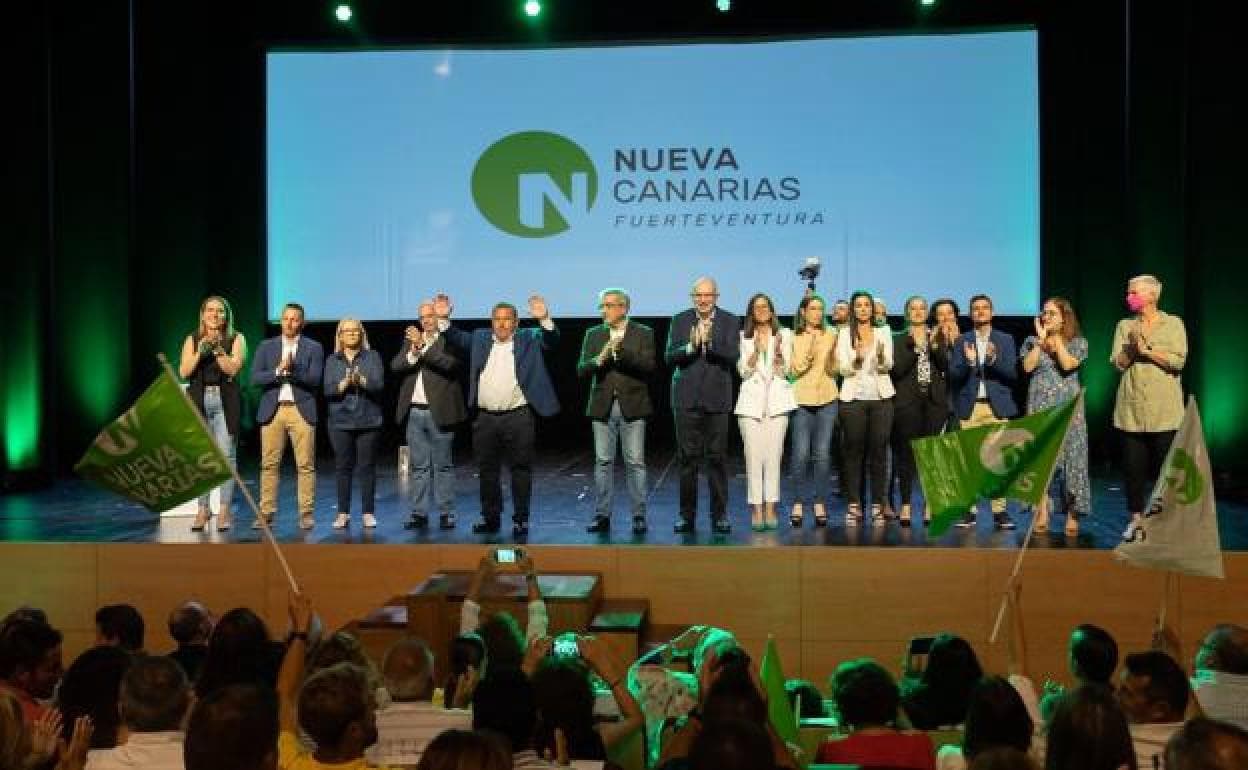 Román Rodríguez y la nueva ejecutiva de Nueva Canarias en Fuerteventura. 