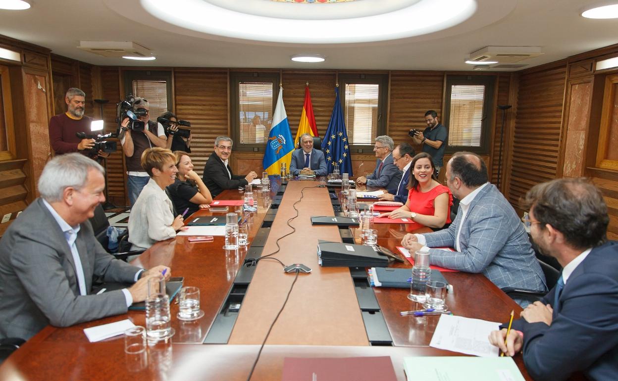 Imagen de una sesión del Consejo de Gobierno de Canarias presidido por su titular, Ángel Víctor Torres. 