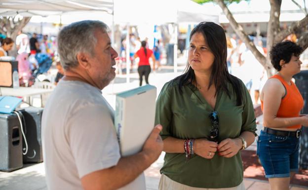 La alcaldesa Esther Hernández, en la feria comercial. 